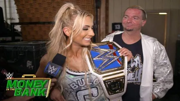 Carmella reta a Ronda Rousey Carmella reta a Ronda Rousey