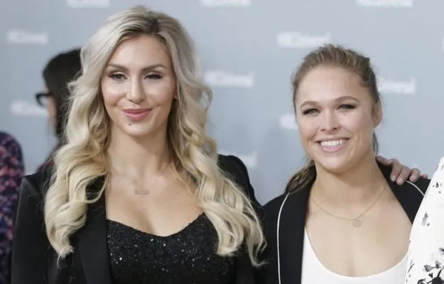 Charlotte Flair defiende a Ronda Rousey de las críticas Charlotte Flair defiende a Ronda Rousey de las críticas