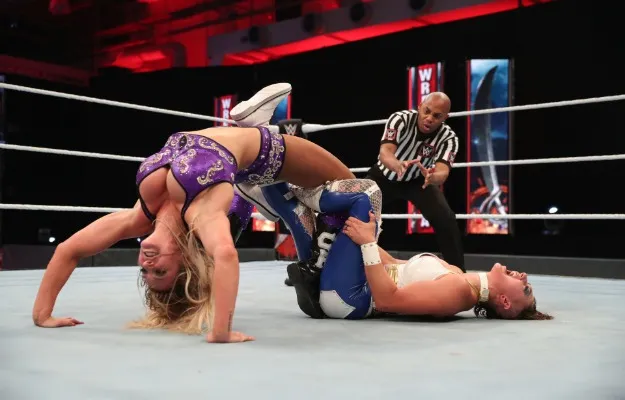 Charlotte Flair podría defender su título de NXT en las tres marcas de WWE