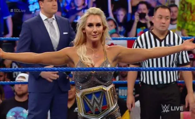Charlotte Flair retiene el Smackdown Women's Championship en Smackdown Live