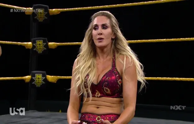 Charlotte Flair retiene el título de NXT contra Io Shirai Charlotte Flair retiene el título de NXT contra Io Shirai