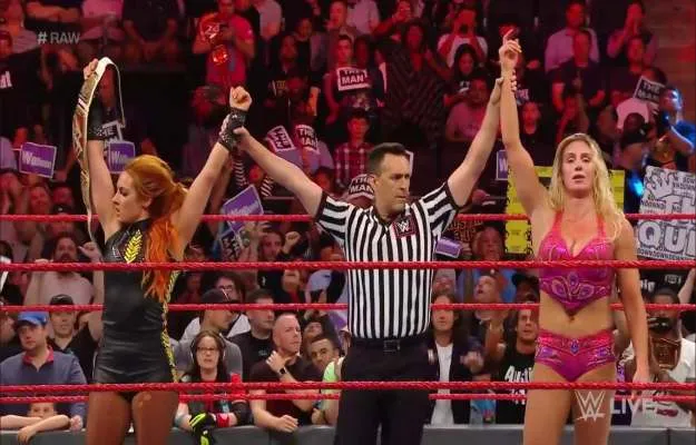 Charlotte Flair y Becky Lynch derrotan a Bayley y Sasha Banks en WWE RAW Charlotte Flair y Becky Lynch derrotan a Bayley y Sasha Banks en WWE RAW