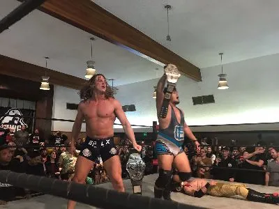 Cobb y Riddle nuevos campeones por parejas de PWG