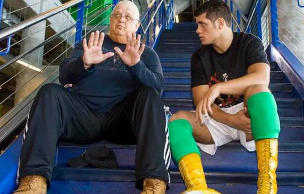 Cody Rhodes se compara con su padre Dusty Rhodes Cody Rhodes se compara con su padre Dusty Rhodes