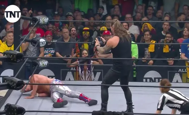 Cody ataca a Chris Jericho durante la Comic Con de New York Cody ataca a Chris Jericho durante la Comic Con de New York