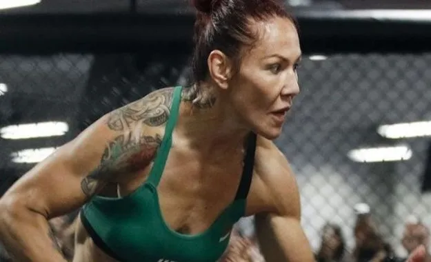 Cris-Cyborg Foley quiere que Vince McMahon contrate a Cris Cyborg