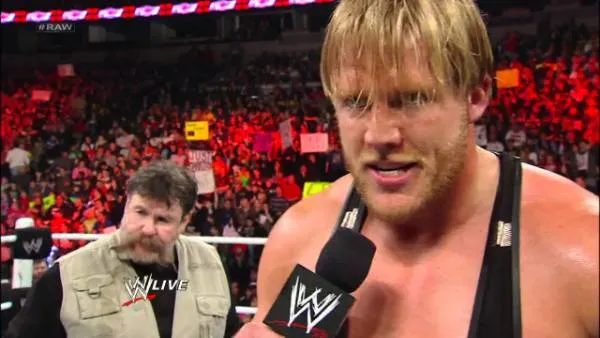 Culpan a Triple H de una promo racista en WWE