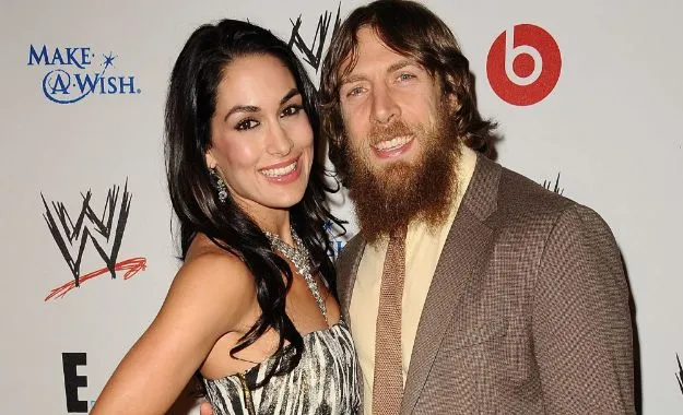 Daniel Bryan sale en defensa de su esposa Brie Bella