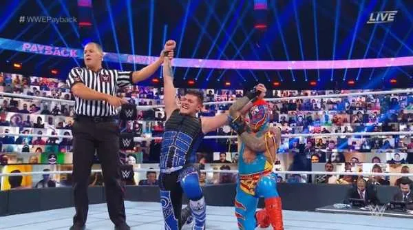 Dominik y Rey Mysterio derrotan a Seth Rollins y Murphy en WWE Payback 2020