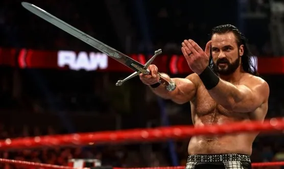 Drew McIntyre sufre embarazoso momento por un problema con su atuendo en un Live Show Drew McIntyre sufre embarazoso momento por un problema con su atuendo en un Live Show