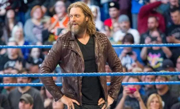 Edge responde a un fan sobre no traer a personas de All Elite Wrestling en su podcast
