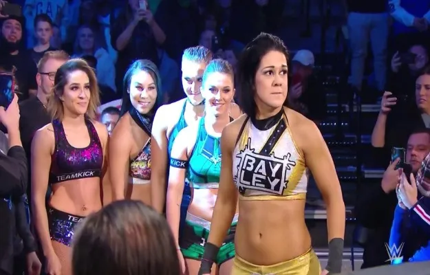 El roster femenino de WWE SmackDown derrota al roster femenino de NXT