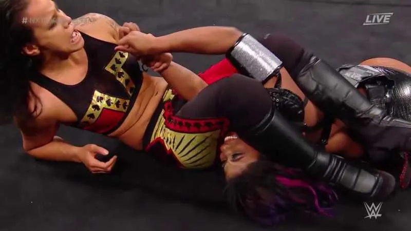 Ember Moon retiene en NXT Takeover Philadelphia Ember Moon retiene en NXT Takeover Philadelphia