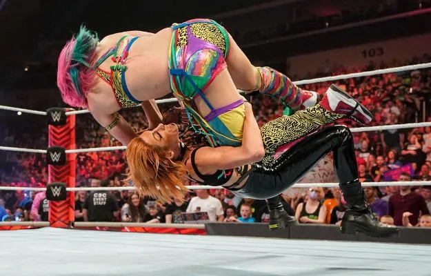 Ex-escritor cree que WWE hace ver 'poco atractiva' a su división femenina