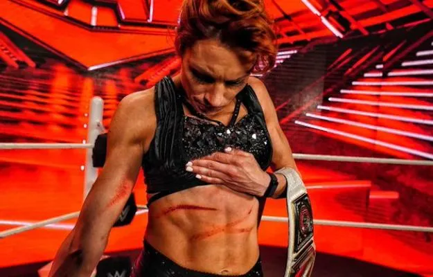 Ex-escritor de WWE asegura que las heridas de Becky en RAW son falsas