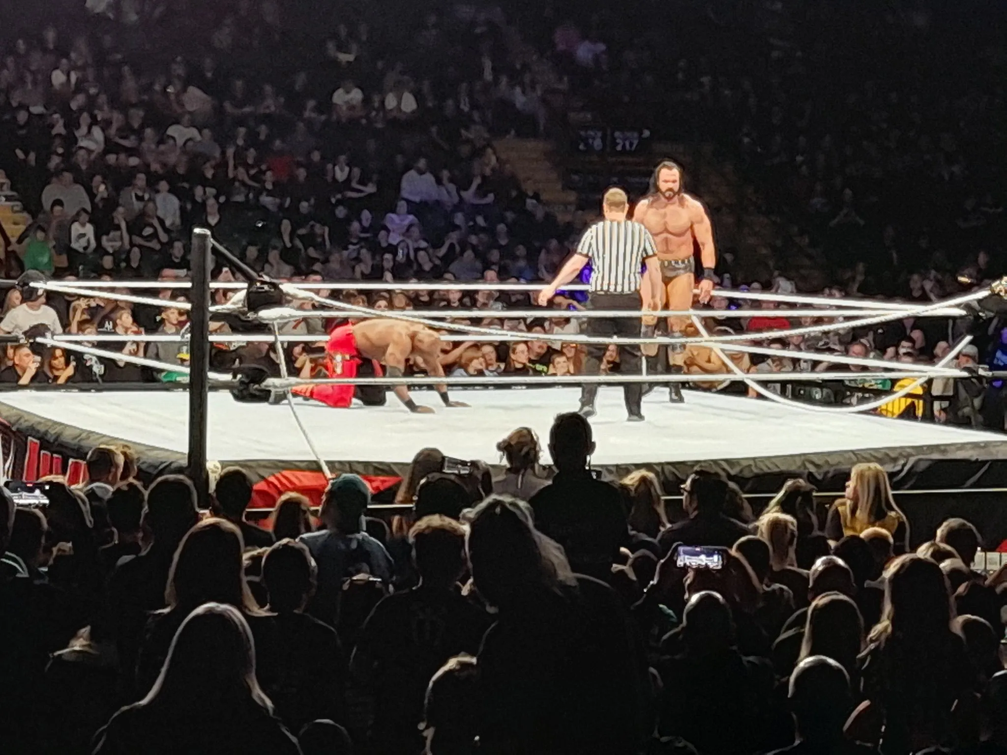 FRdxH5gWUAA3HbI Accidente en el ring de WWE en WWE Newcastle