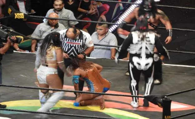 Faby Apache pierde su cabellera en Triplemania XXVI Faby Apache pierde su cabellera en Triplemania XXVI