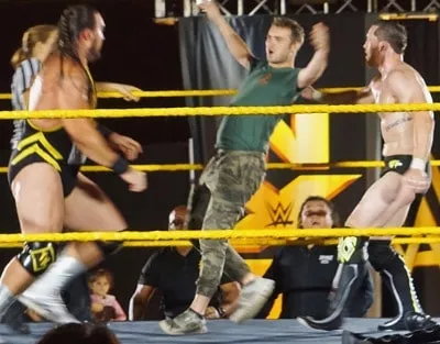 Fan golpeado por luchadores en NXT fan invade nxt y es golpeado