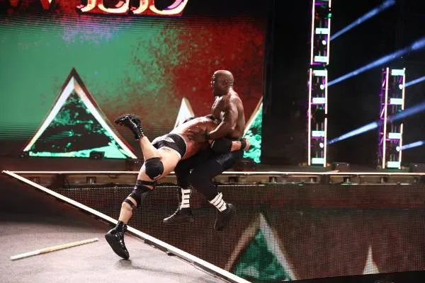 Goldberg dice que calló la boca de sus haters tras luchar en Arabia Goldberg dice que calló la boca de sus haters tras luchar en Arabia