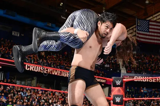 Hideo Itami KENTA quiere que CM Punk le pague regalías por usar el GTS