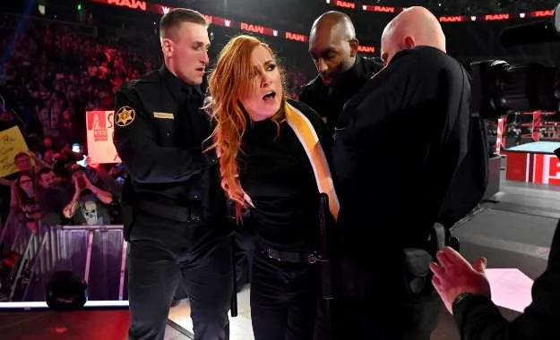 Identidades de los policías que arrestaron a Becky Lynch en WWE RAW Identidades de los policías que arrestaron a Becky Lynch en WWE RAW