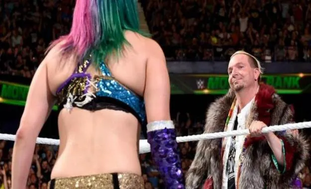 James Ellsworth se burló de Asuka en un show Independiente James Ellsworth se burló de Asuka en un show Independiente