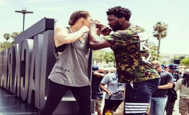 Joel Embiid reta a Ronda Rousey en WWE Wrestlemania 35