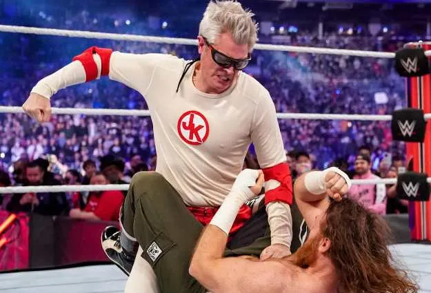 Johnny Knoxville sufrió un fuerte y sensible golpe en el Royal Rumble