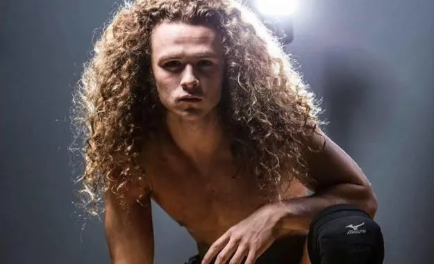 Jungle Boy firma por AEW