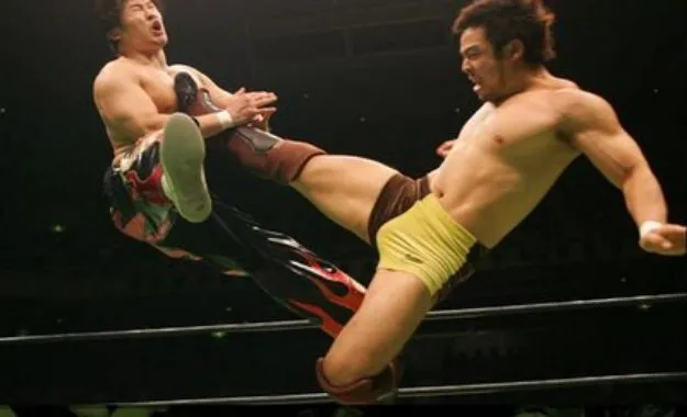 KENTA mata a Hideo Itami