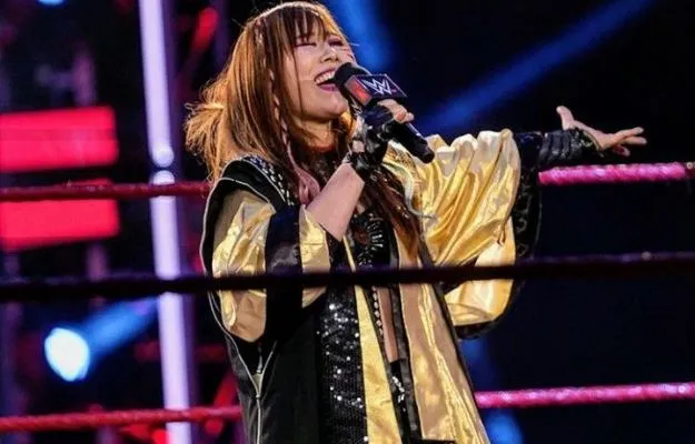 Kairi Sane hace una interesante pregunta a una Campeona de WWE Kairi Sane hace una interesante pregunta a una Campeona de WWE