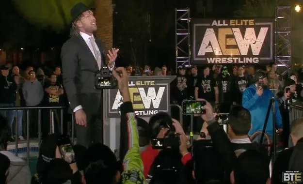 Kenny Omega firma por AEW