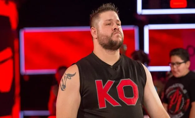 Kevin Owens entrenando con luchadores de NXT