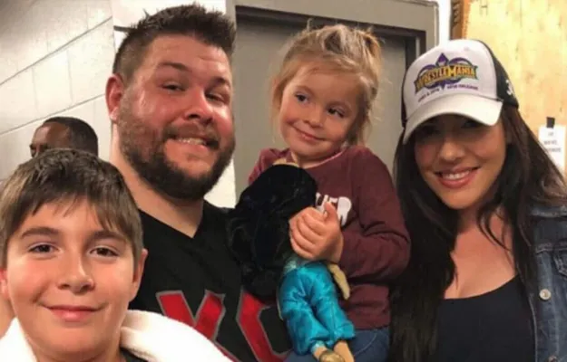 Kevin Owens y su familia Kevin Owens y su familia