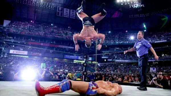 Kurt Angle pensó que Brock Lesnar no se levantaría tras el SSP de WrestleMania XIX Kurt Angle pensó que Brock Lesnar no se levantaría tras el SSP de WrestleMania XIX