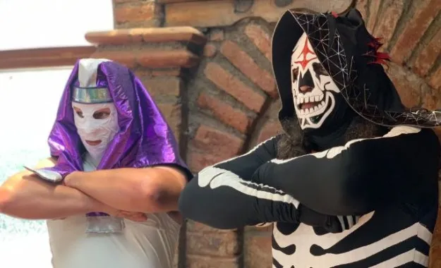 La Parka presenta a Karis la Momia Jr.