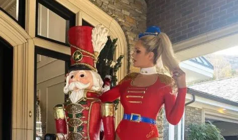 La estrella de WWE Maryse realiza un posado navideño La estrella de WWE Maryse realiza un posado navideño
