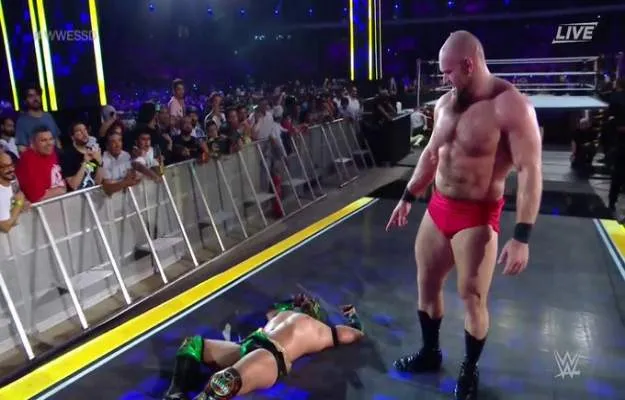 Lars Sullivan derrota a Lucha House Party por DQ en WWE Super Show Down Lars Sullivan derrota a Lucha House Party por DQ en WWE Super Show Down