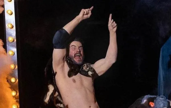 Le borran los tatuajes a CM Punk para la serie Heels [VIDEO]