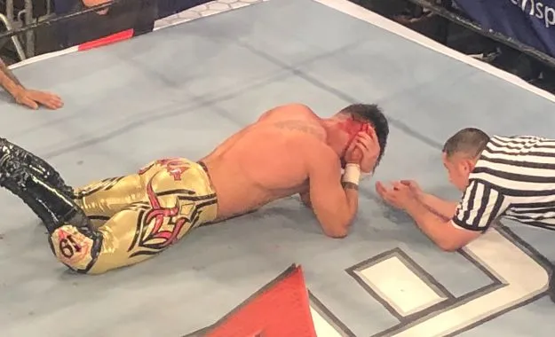 Low Ki arranca la oreja a Daga Low Ki arranca la oreja a Daga