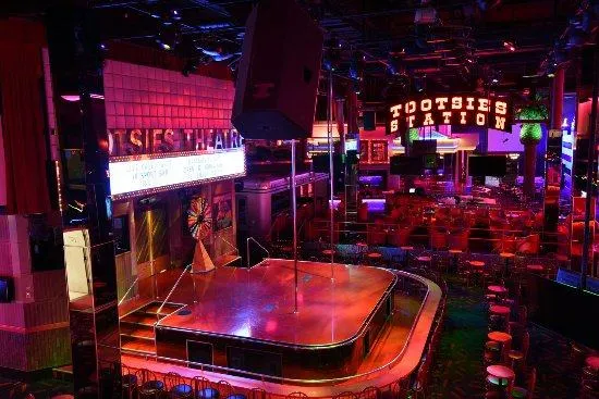 Luchador de AEW cancelado por polémica en club de striptease Luchador de AEW cancelado por polémica en club de striptease