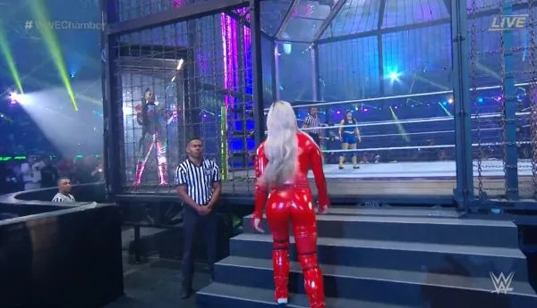 Luchadoras de WWE hacen historia en Arabia con tributo a Britney Spears incluido