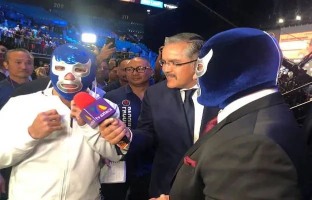 Manny Pacquiao recibe la máscara de Blue Demon Jr. Manny Pacquiao recibe la máscara de Blue Demon Jr.