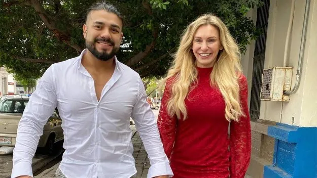 Más detalles sobre Andrade y Charlotte Flair Más detalles sobre Andrade y Charlotte Flair