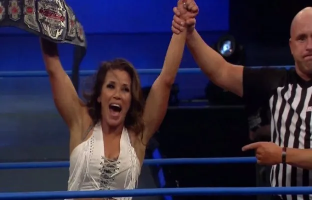 Mickie James campeona