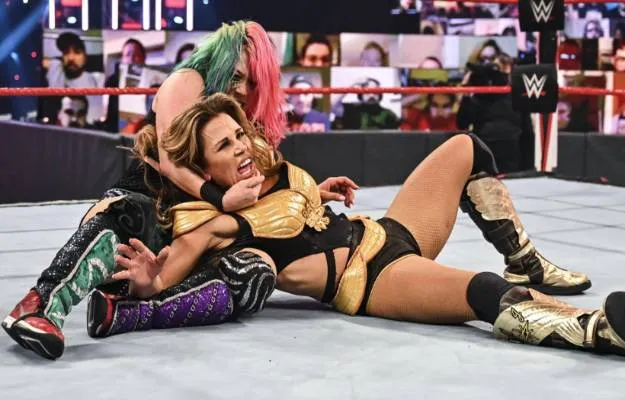 Mickie James explica lo ocurrido en el final de su reciente combate contra Asuka