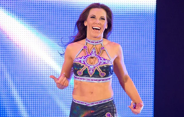 Mickie James lanza su mercancia MILF