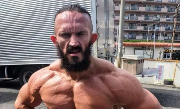 Neville niega el uso de esteroides en su nuevo cambio físico