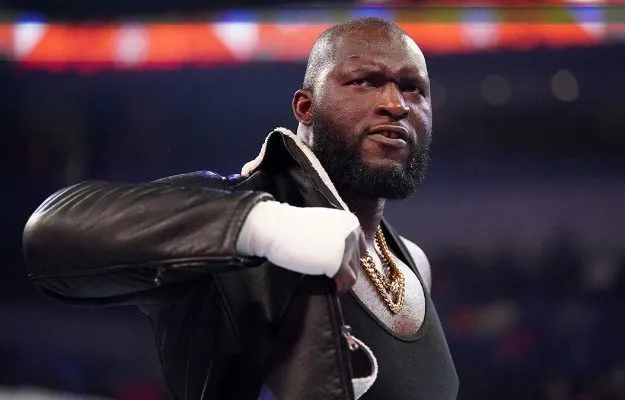 Omos asegura que un ex-Campeón de WWE es su 'hermano mayor' Omos asegura que un ex-Campeón de WWE es su 'hermano mayor'