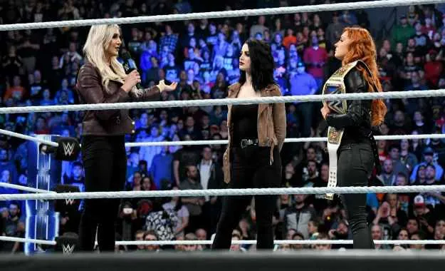 Paige anuncia una battle royal donde la ganadora se enfrentará a Becky Lynch y Charlotte en un TLC Match en TLC